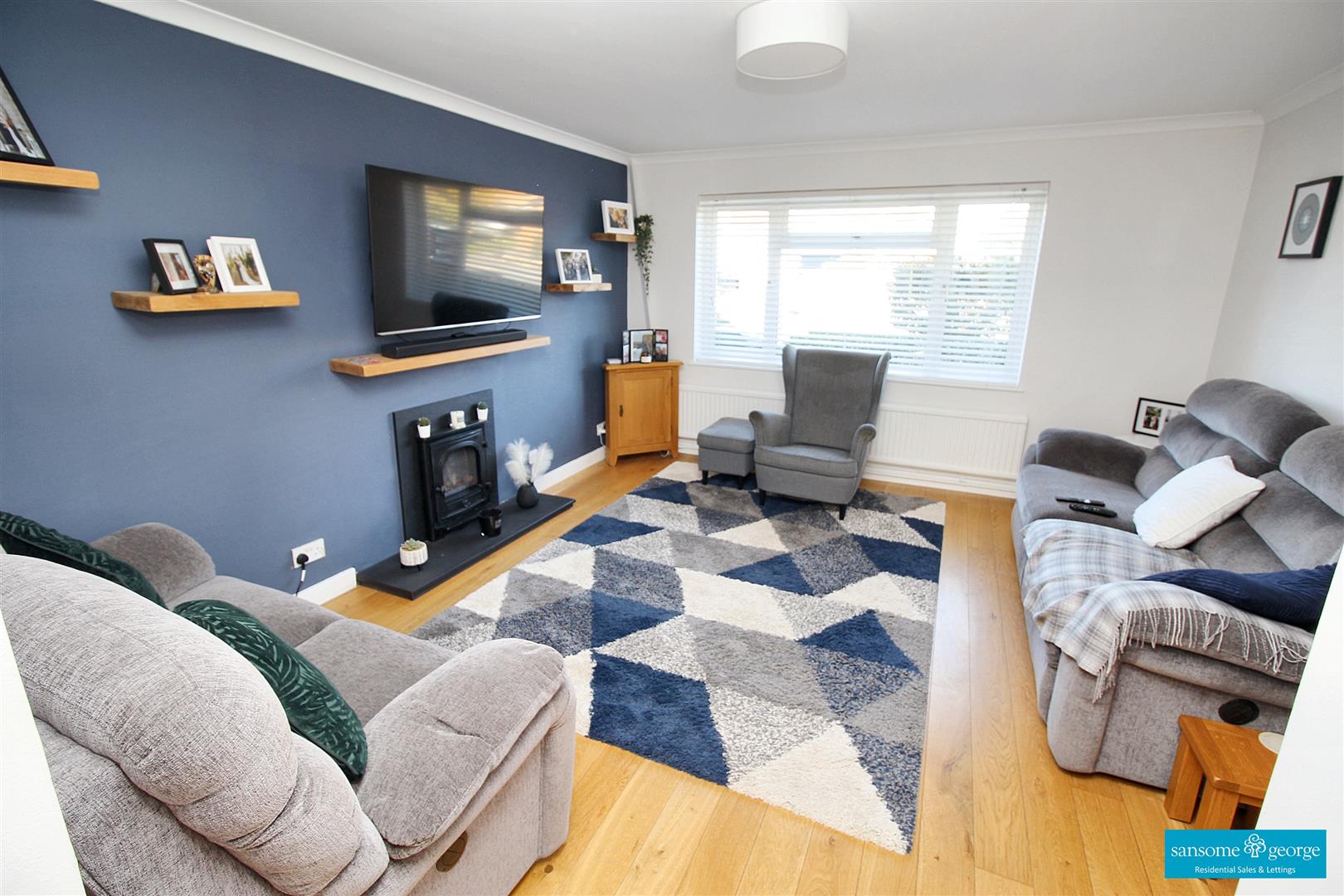 4 bed property in Apple Close, Reading